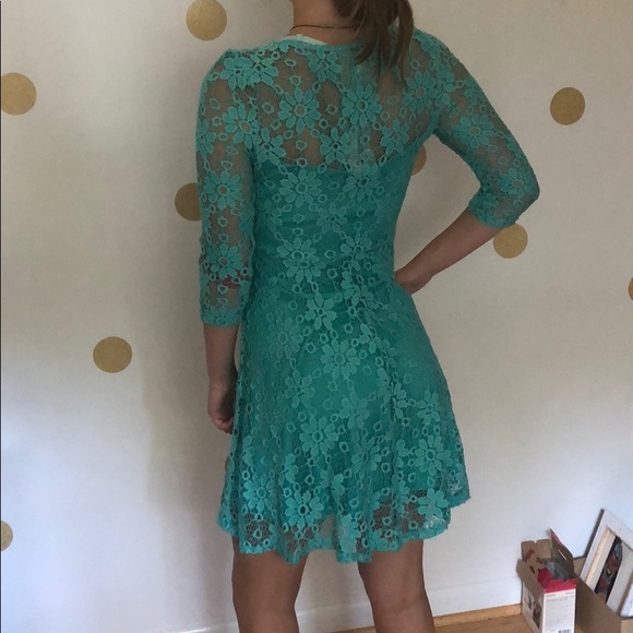 Lace dress - Picture 2 of 3